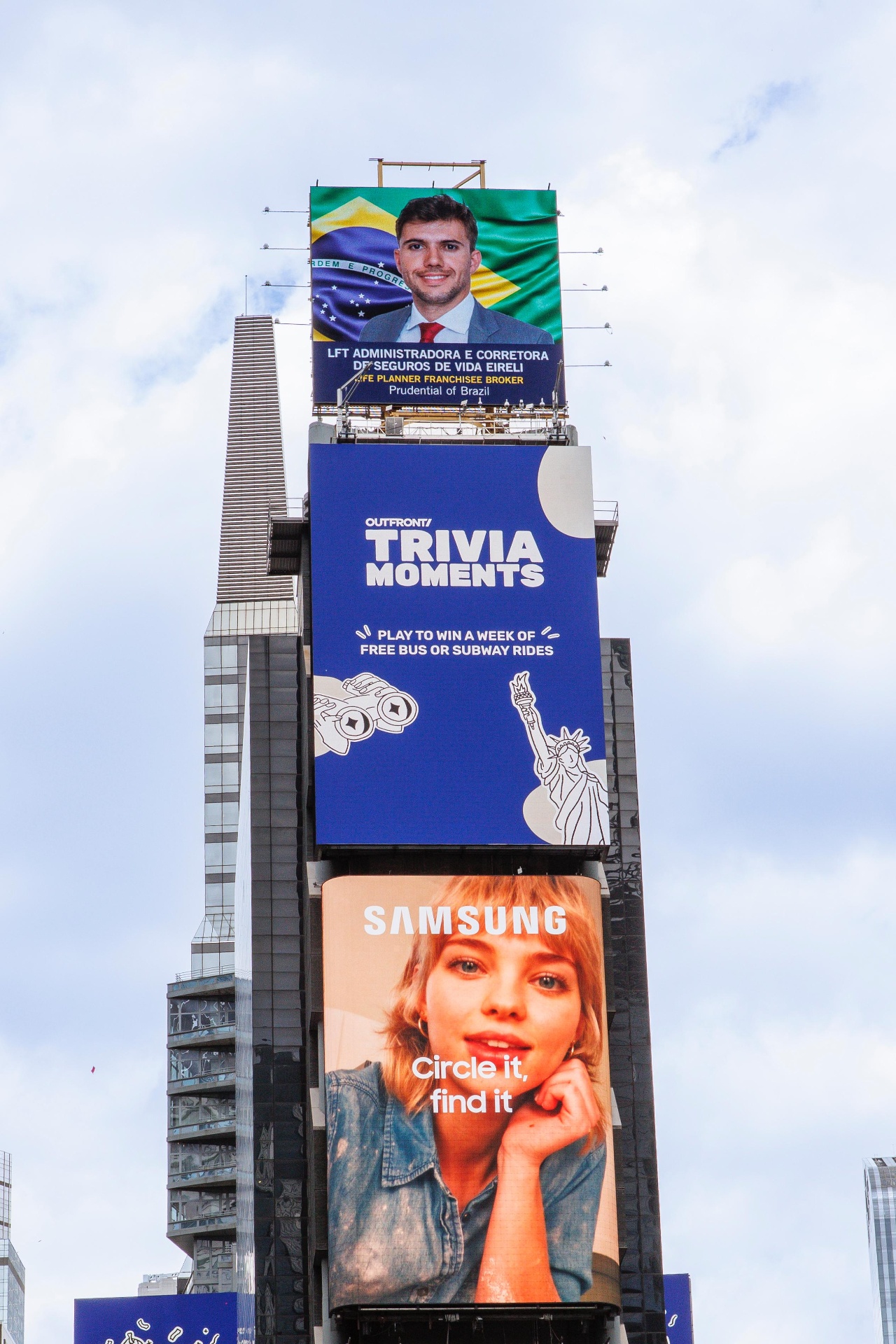 Painel da LFT Administradora e Corretora na Times Square