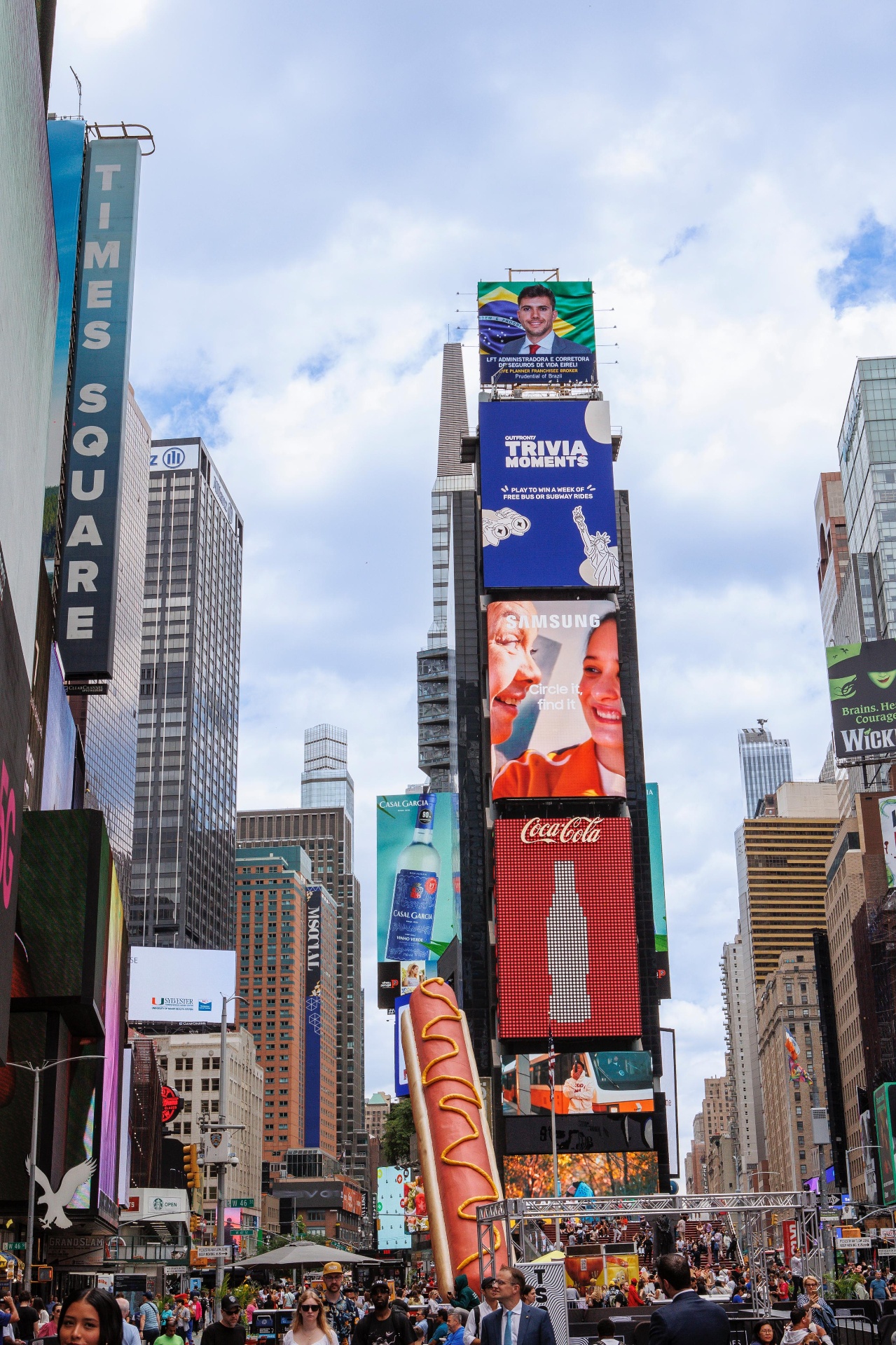 Lucas Teixeira destacado nos telões da Times Square, Nova York